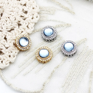 Détail macro de perles bleu aigue-marine avec cristaux micro-pave pour création de bijoux