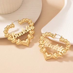 Orecchini a cerchio a cuore dorati con scritta Baddie in stile hip hop trendy per donna
