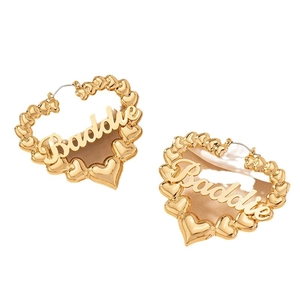 Orecchini a cuore in oro lucido con vistosa scritta Baddie dal design moderno