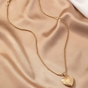 Vintage gouden medaillon ketting voor dames met Mom bloemgravure op zijden achtergrond