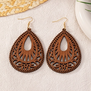 Retro-Ohrstecker aus Holz in Blattform mit goldenen Haken im Boho-Stil