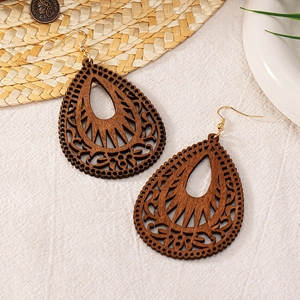Boho-Ohrringe aus Holz in Tropfenform mit filigranen Mustern und goldenen Haken