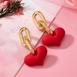 Boucles d'oreilles pendantes cœur rouge mat et chaîne dorée au style moderne pour femme