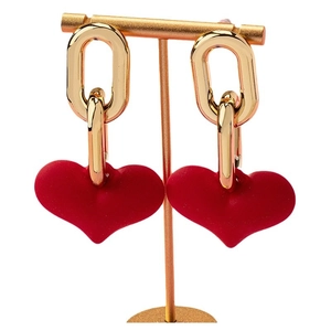 Boucles d'oreilles dorées avec cœurs rouges mats suspendues sur support T