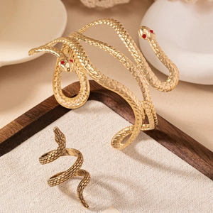 Ensemble bracelet de bras serpent doré et bague avec texture d'écailles et yeux rouges