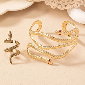 Ensemble bracelet et bague serpent dorés avec texture écailles et cristaux rouges