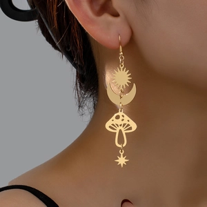 Boucles d'oreilles bohèmes dorées avec pendentifs soleil lune champignon et étoile