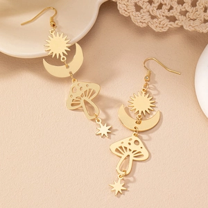 Boucles d'oreilles bohèmes dorées avec soleil, lune, champignon et étoile
