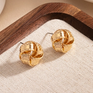 Orecchini a perno a sfera a spirale dorata con un elegante design a nodo ritorto