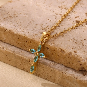 Collar de cobre chapado en oro de 18K con colgante de cruz y cristales azules marquise