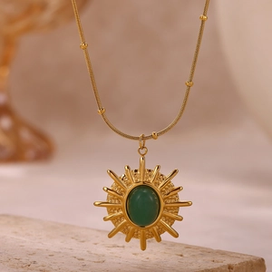 Collier en acier inoxydable plaqué or 18 carats avec pendentif soleil et pierre verte