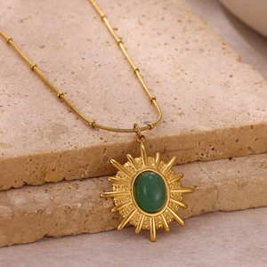 Collier en acier inoxydable plaqué or 18 carats avec pendentif soleil et pierre verte