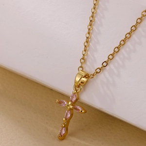 Primer plano de collar chapado en oro de 18K con dije de cruz de circón rosa fino