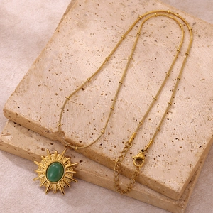Collier soleil en acier inoxydable doré 18K avec pierre naturelle verte et chaîne serpent