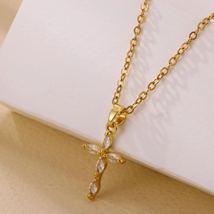 Collar cruz bañada en oro de 18 quilates con circonitas en corte marquesa