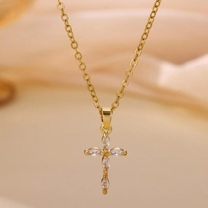 Primer plano del collar de cruz chapado en oro de 18K con circonitas de corte marquise