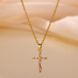 Collar chapado en oro de 18K con colgante de cruz pequeña y gemas marquesas rosas