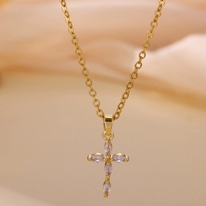 Collar cruz chapado en oro 18K con circonitas púrpuras de corte marquesa fino