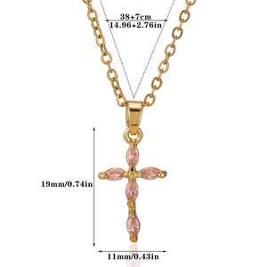 Collar de cruz de cobre chapado en oro de 18K con circonitas rosas y medidas detalladas