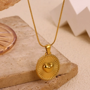 18K vergulde roestvrijstalen ketting met hart hanger en zonnestraal patroon met slangenketting