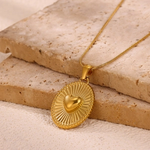 Vintage 18K vergulde roestvrijstalen hart hanger ketting met zonnestraal patroon design