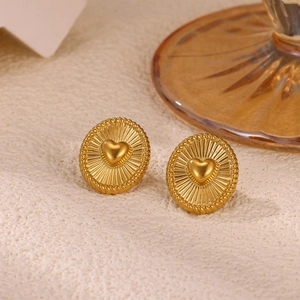Detailopname van vintage ovale oorknopjes met 18K gouden hart en gedraaide touwrand