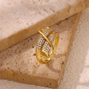 Bague luxueuse plaquée or 18k avec lignes géométriques et cristaux micro-pavés étincelants