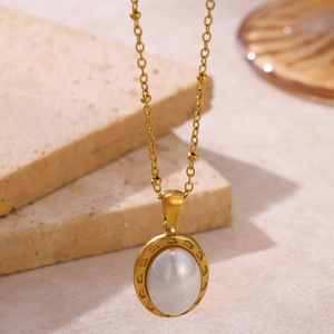 Collier vintage en or avec pendentif perle ovale et pierre imitation jade élégante