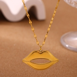 Elegante vergulde roestvrijstalen ketting met holle lippen hanger voor stijlvolle vrouwen