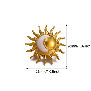 Détail d'une broche soleil et lune dorée de 26 mm avec un centre blanc texturé