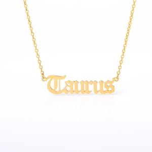 Details der vergoldeten Taurus-Halskette mit Anhänger im Vintage-Gotik-Schriftzug