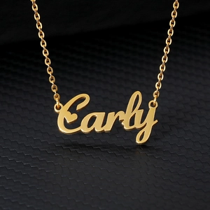 Makroansicht der Namenskette 'Carly' aus 18K vergoldetem Edelstahl mit Kursivschrift