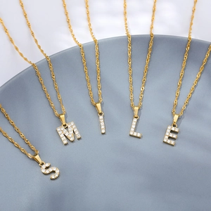 Dettaglio della collana a catena SMILE placcata oro con zirconi lucidi incastonati