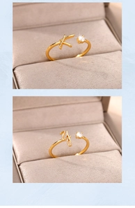 Détail de bagues ajustables plaquées or 18k avec lettres K et Y et zircon brillant