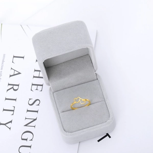 Bague double cœur dorée dans son élégant écrin à bijoux en velours gris pour cadeau