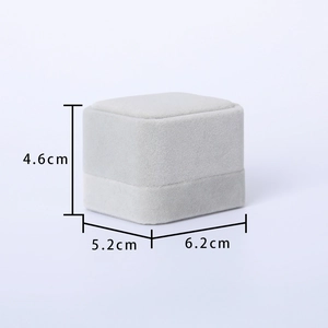Écrin à bijoux en velours gris avec dimensions 6,2cm x 5,2cm x 4,6cm pour bagues