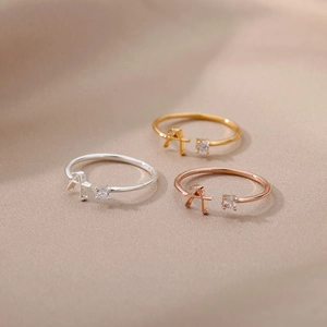Bagues lettre A ouvertes plaquées or 18k avec zircon en finitions doré argent et rose