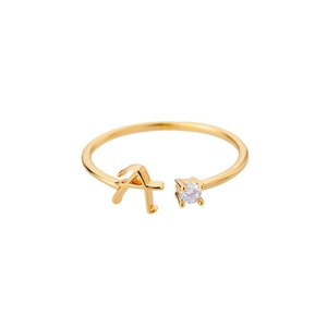 Verstellbarer goldener Ring mit Buchstabe A und funkelndem Zirkon im Minimal-Stil