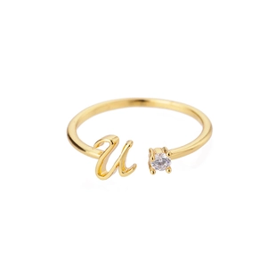 Detailansicht goldener verstellbarer Ring mit Kursivbuchstabe U und Zirkoniastein