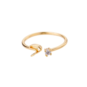 Detail eines verstellbaren Goldrings mit Zirkonia und elegant geschwungenem S-Design