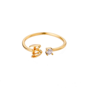 Detailansicht eines goldenen Ringes mit Kursivbuchstabe B und funkelndem Zirkonstein