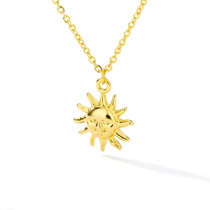 Nahaufnahme eines goldenen Sonnenanhängers mit Strahlen an einer Edelstahlkette