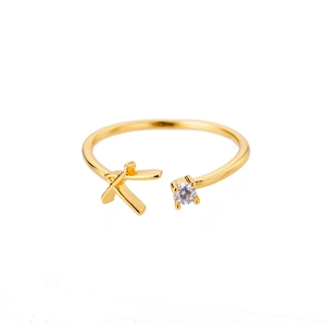 Details des verstellbaren Goldrings mit Buchstabe K und glitzerndem Rundschliff-Zirkon
