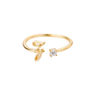 Detailansicht des goldenen verstellbaren Rings mit Z-Buchstaben-Design und runden Zirkonia