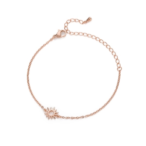 Dettaglio del bracciale con ciondolo a sole placcato oro 18k e catena regolabile fine