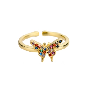 Dettaglio dell'anello a farfalla in oro 18K con micro-pavé di zirconi cubici colorati