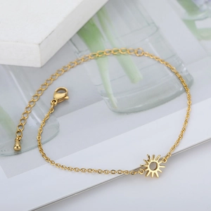 Dettaglio del bracciale placcato oro 18k con pendente a sole e catena regolabile