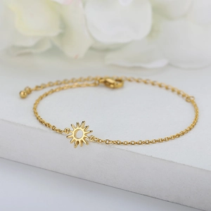 Dettaglio del bracciale in acciaio inossidabile placcato oro 18k con ciondolo a sole traforato