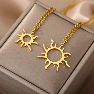 Klassische goldene Edelstahl Halskette mit Sonnenblumen Anhänger auf Schmuckschatulle
