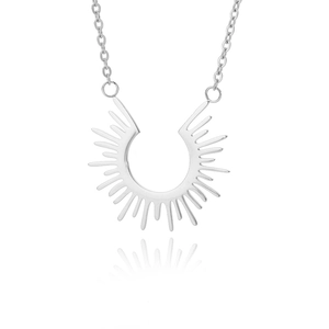 Detailansicht des silbernen Sonnenstrahl-Anhängers mit geometrischem Halbkreis-Design